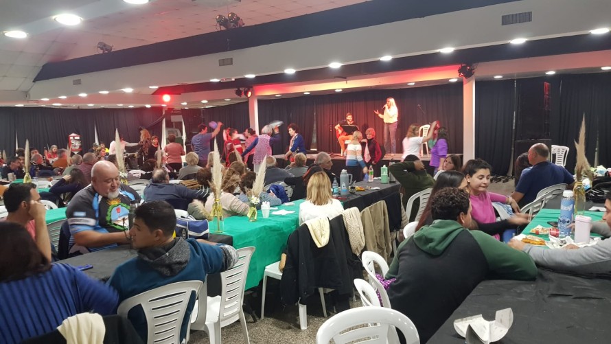 Cerró la Feria Apícola con una peña en el Salón El Fogón