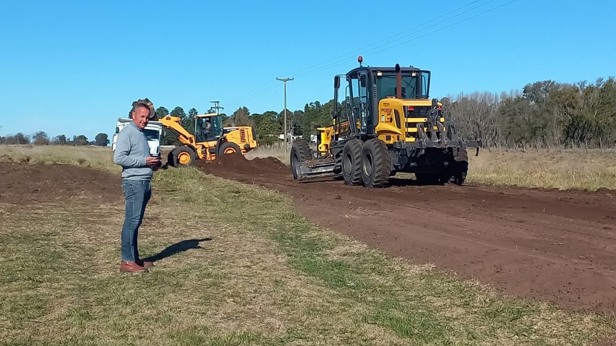 Trabajadores municipales construyen una colectora a la vera de la Ruta 226