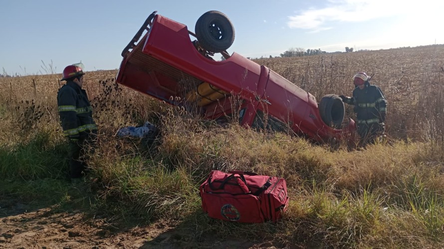 Vuelco de una camioneta en un camino rural cerca de Hale
