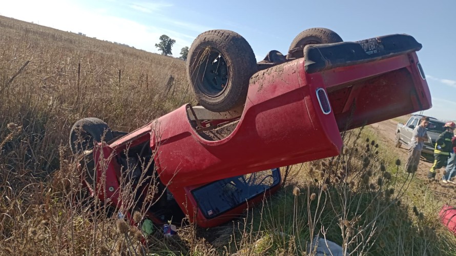 Vuelco de una camioneta en un camino rural cerca de Hale