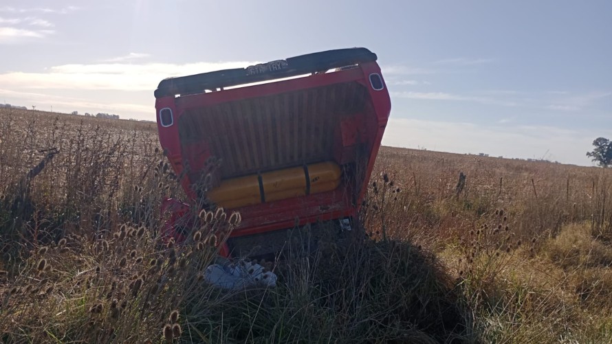 Vuelco de una camioneta en un camino rural cerca de Hale