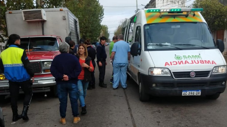 Una mujer fue trasladada al Hospital tras caer con su moto