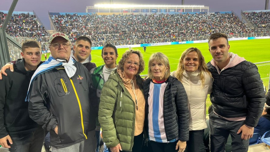 La familia Miramón, con el corazón (y el teléfono) “explotado”