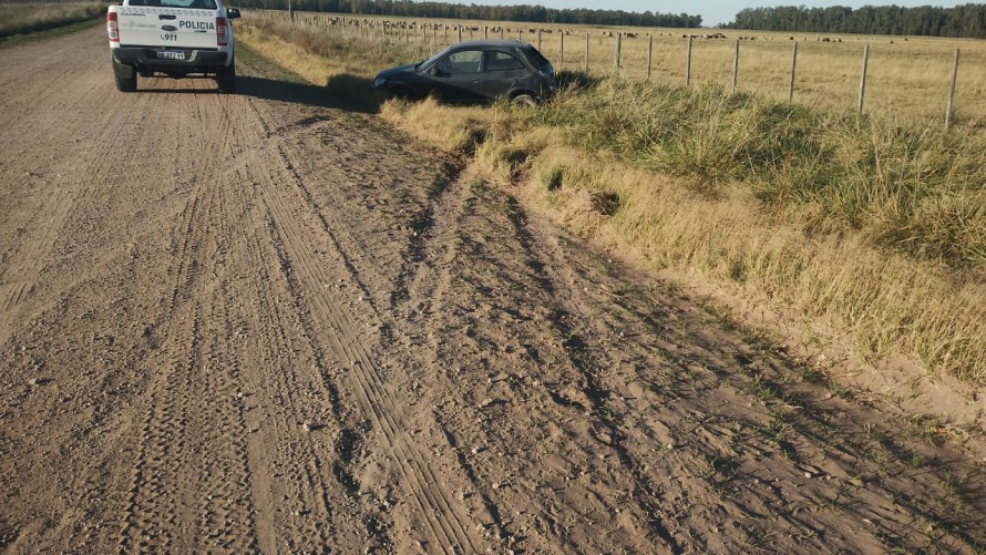 Se le reventó un neumático y despistó en la localidad de Paula