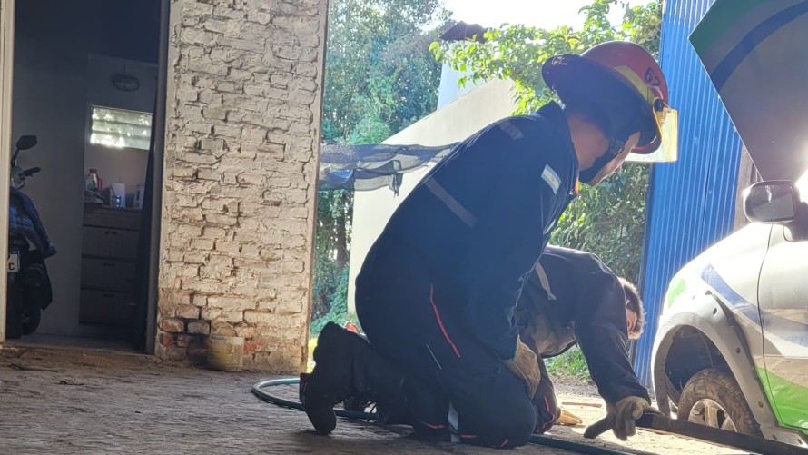 Llevó la camioneta a lavar y al entrar se cayó en la fosa