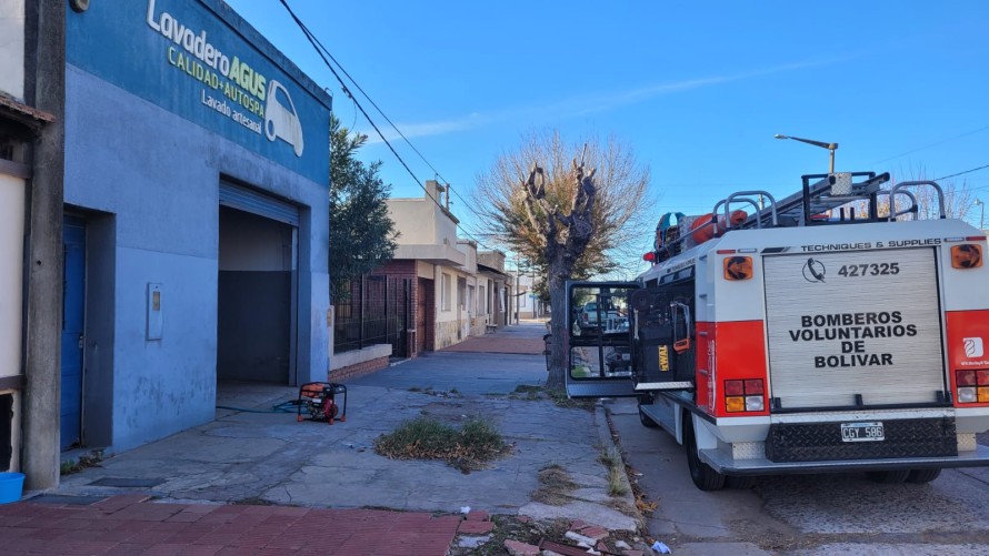 Llevó la camioneta a lavar y al entrar se cayó en la fosa