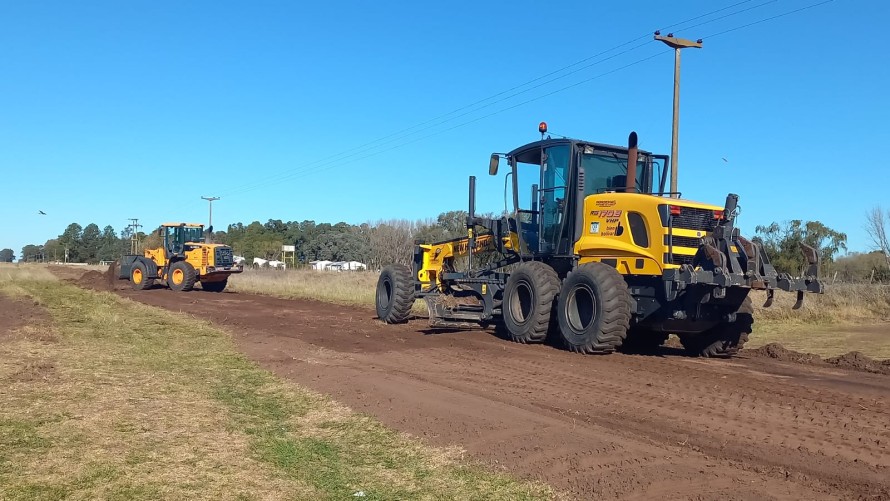 Trabajadores municipales construyen una colectora a la vera de la Ruta 226