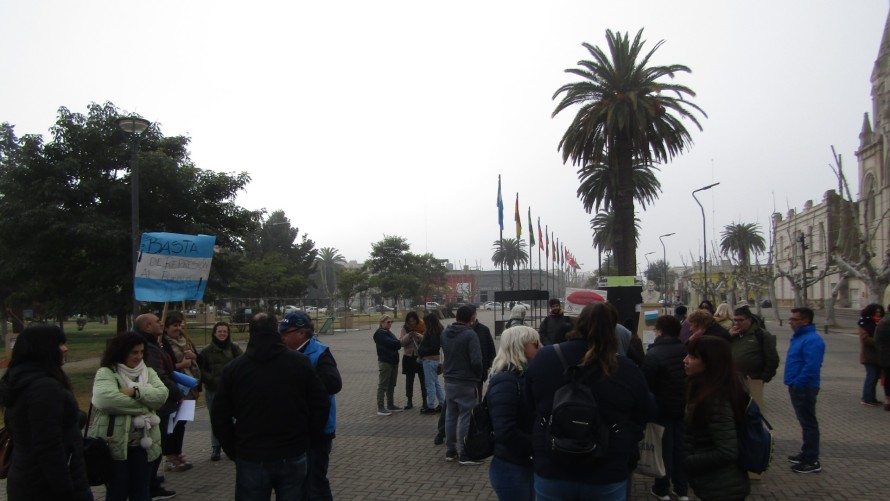Docentes, vecinos y militantes le gritaron “basta” al gobernador Morales