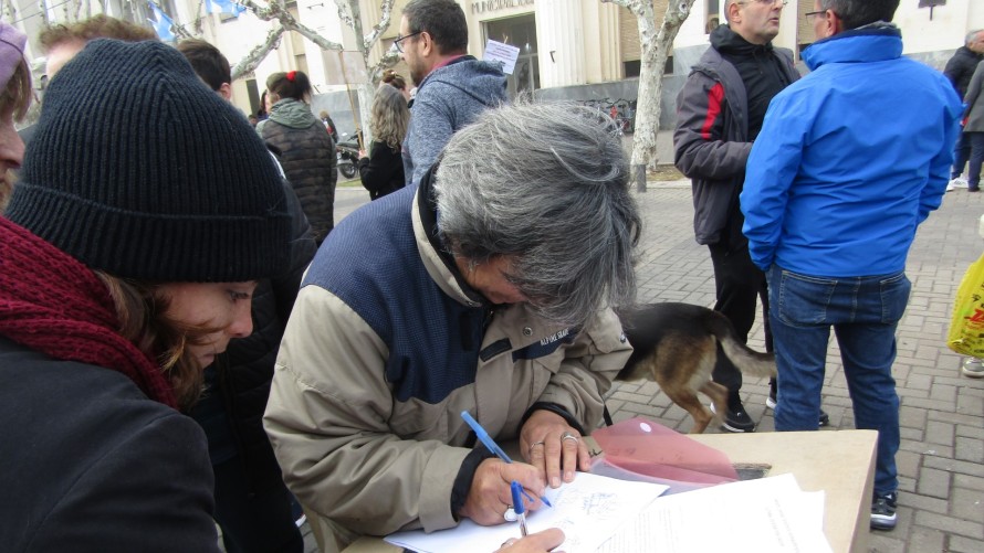 Docentes, vecinos y militantes le gritaron “basta” al gobernador Morales