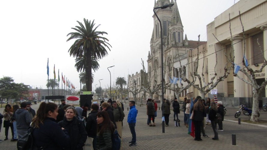 Docentes, vecinos y militantes le gritaron “basta” al gobernador Morales
