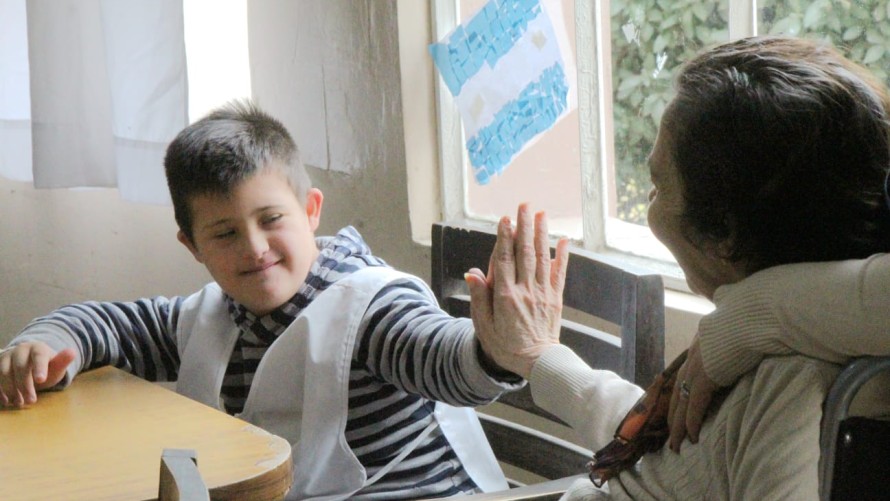 En el Día de la Ancianidad, la Escuela de Educación Especial N°501 visitó la Casa Hogar Municipal