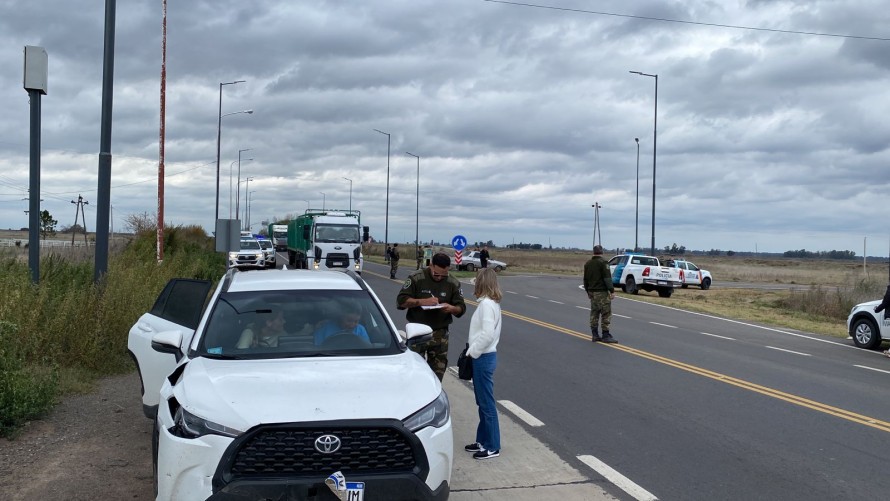 Dos autos chocaron y uno volcó una casilla que llevaba enganchada