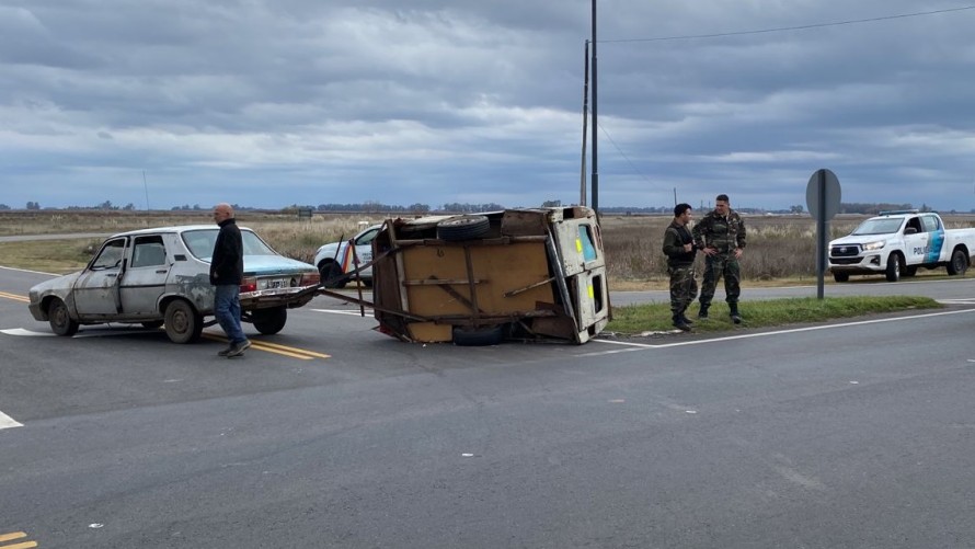Dos autos chocaron y uno volcó una casilla que llevaba enganchada