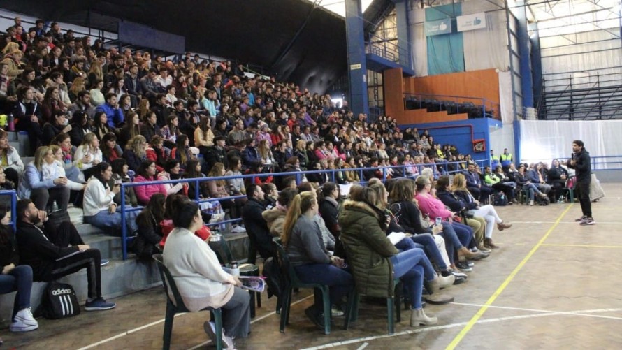 Más de 400 personas participaron de la capacitación “Pensar patios inclusivos”, brindada por Eduardo Sotelo