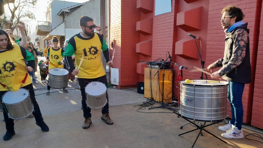 Los tambores de La Fábrica coparon la vereda de La Cultural