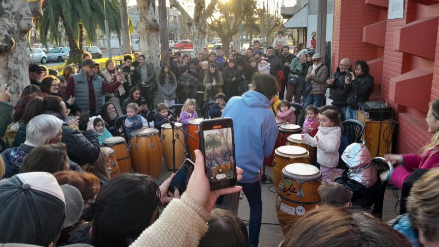 Los tambores de La Fábrica coparon la vereda de La Cultural