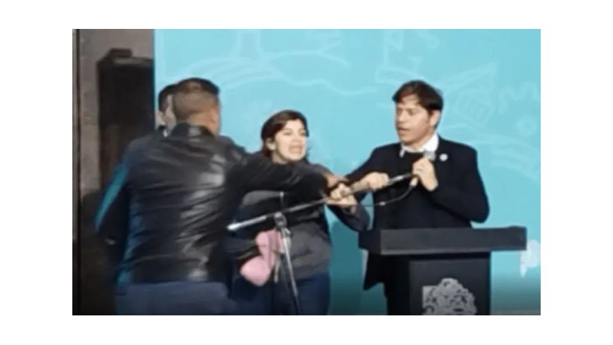 Una mujer increpó a Kicillof e intentó sacarle el micrófono: “Ahora voy y te escucho todo lo que quieras”