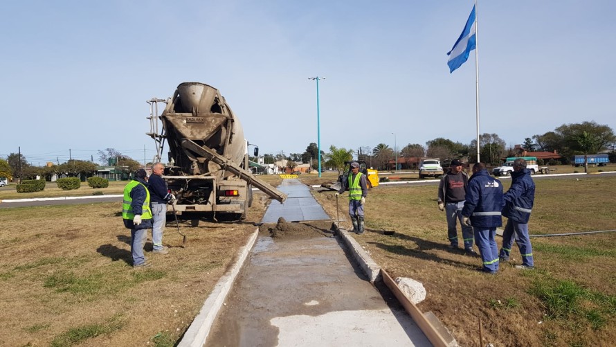 Reparan la vereda central de la rotonda de ruta 226