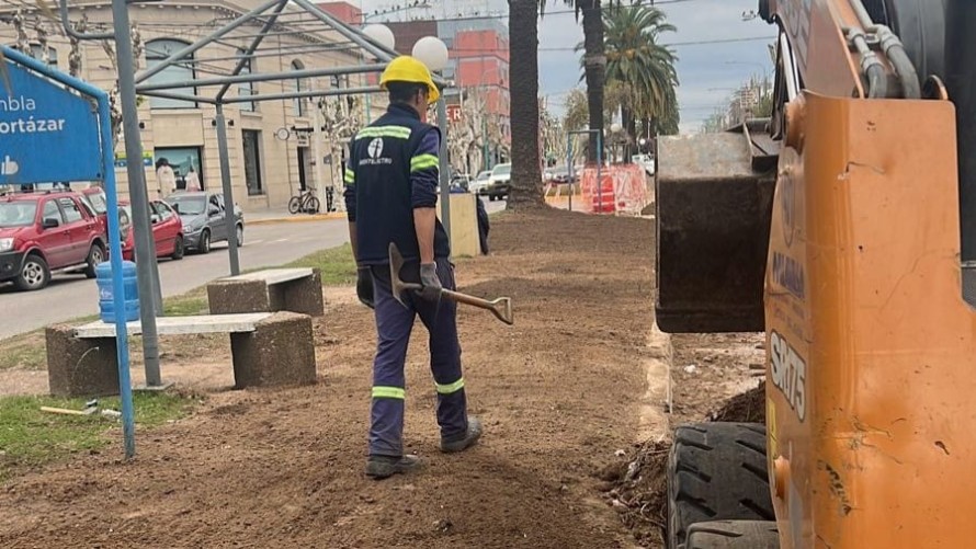Reparan la vereda central de la rotonda de ruta 226