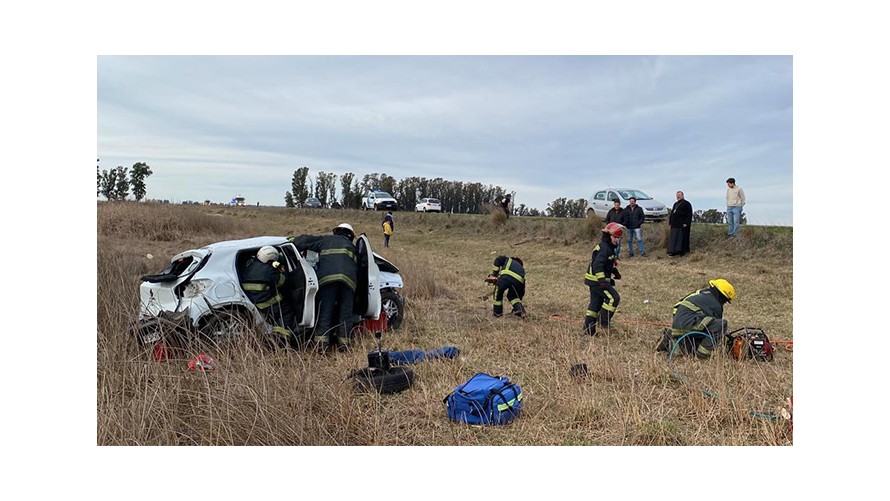 Dos mujeres hospitalizadas tras despistar y volcar en Ruta 205