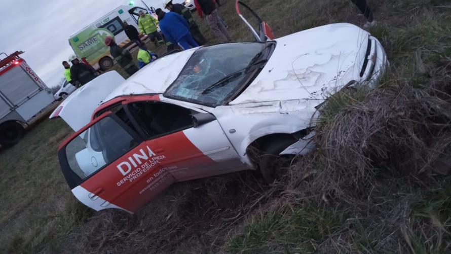 Volcó un vehículo cerca de la doble curva de la Ruta 205