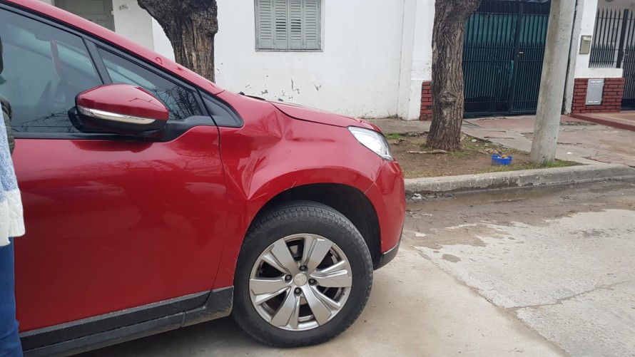 Motociclista impactó contra un vehículo y se dio a la fuga