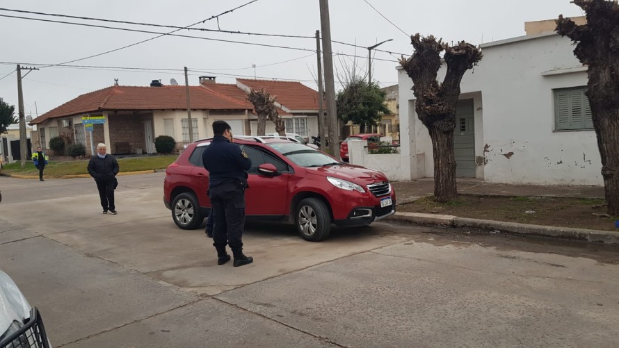 Motociclista impactó contra un vehículo y se dio a la fuga
