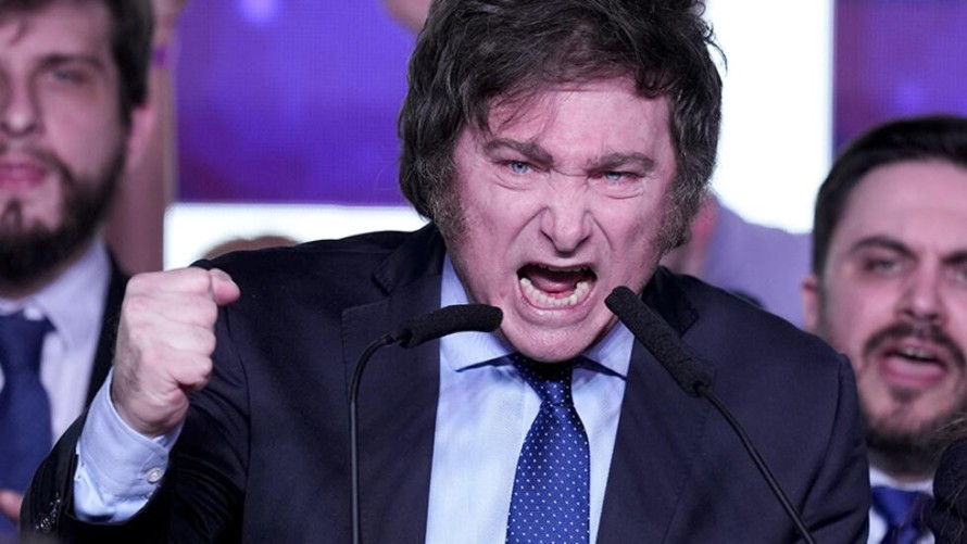 Qué más hacer en esta tierra incendiada si no pensarnos