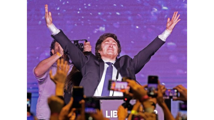 Qué más hacer en esta tierra incendiada si no pensarnos