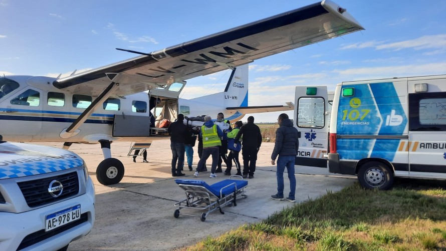 Trasladaron en avión sanitario al joven accidentado esta mañana
