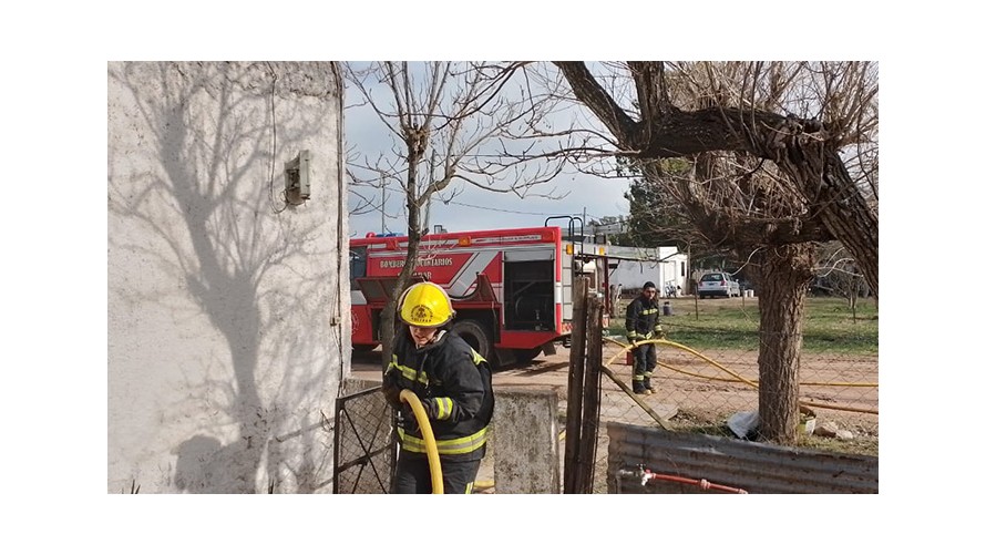 Bomberos voluntarios sofocaron el incendio de una vivienda en Espigas
