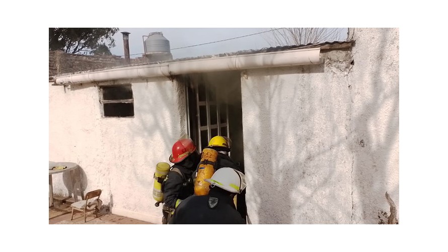 Bomberos voluntarios sofocaron el incendio de una vivienda en Espigas