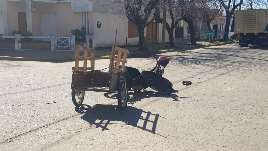 Motociclista gravemente herido tras chocar con un camión en la planta urbana