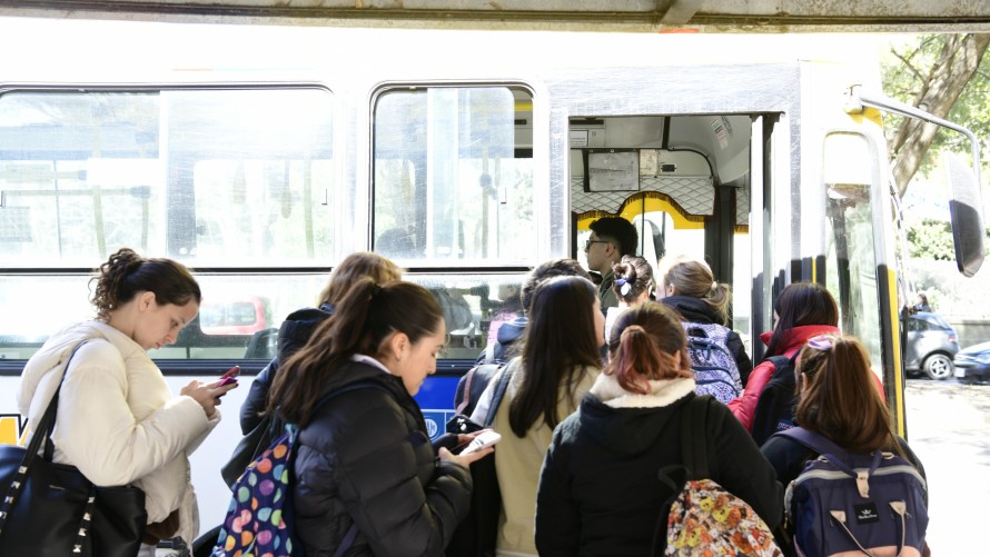 Ahora los terciarios: el Gobierno bonaerense amplió el alcance del Boleto Estudiantil