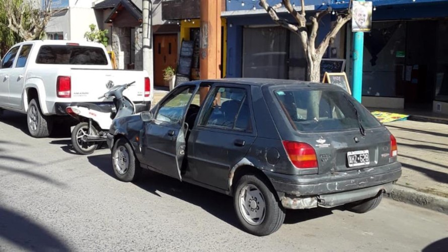 Colisionaron un auto y una moto en una esquina céntrica