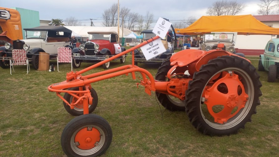 Imponente exposición de autos y maquinarias antiguas en la Sociedad Rural