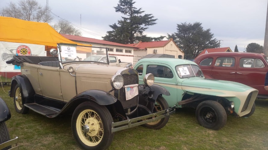 Imponente exposición de autos y maquinarias antiguas en la Sociedad Rural