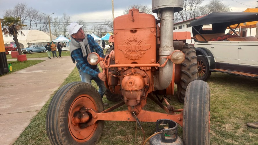 Imponente exposición de autos y maquinarias antiguas en la Sociedad Rural