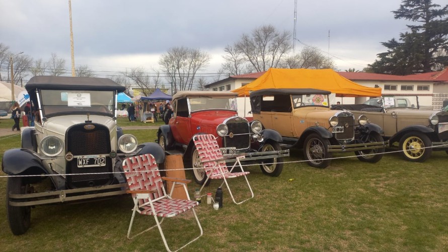 Imponente exposición de autos y maquinarias antiguas en la Sociedad Rural