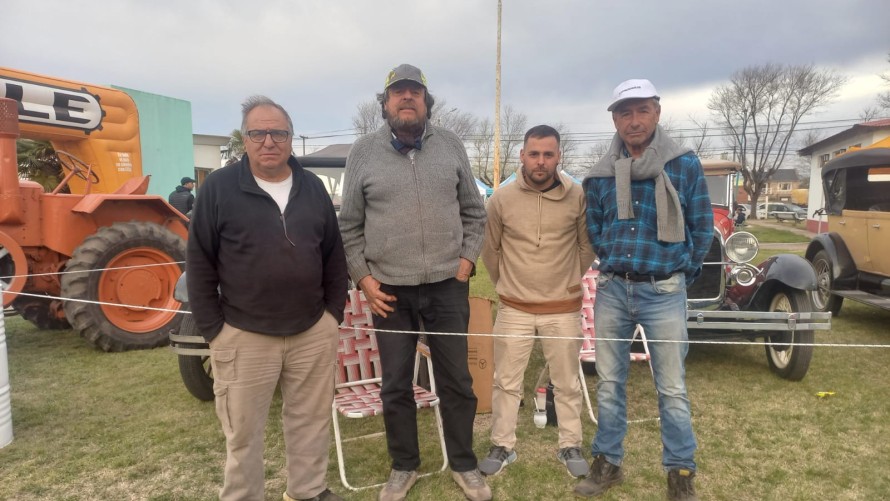 Imponente exposición de autos y maquinarias antiguas en la Sociedad Rural