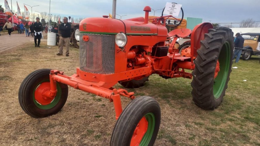 Imponente exposición de autos y maquinarias antiguas en la Sociedad Rural