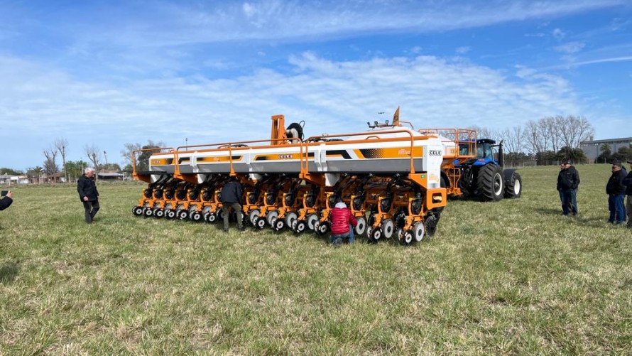 Agro Barceló y la Sociedad Rural organizaron una exitosa muestra dinámica de sembradoras CELE