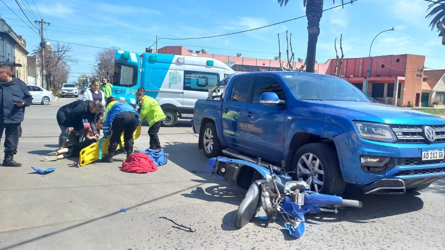 Una camioneta y una moto chocaron en Olascoaga y Venezuela