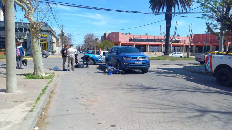 Una camioneta y una moto chocaron en Olascoaga y Venezuela