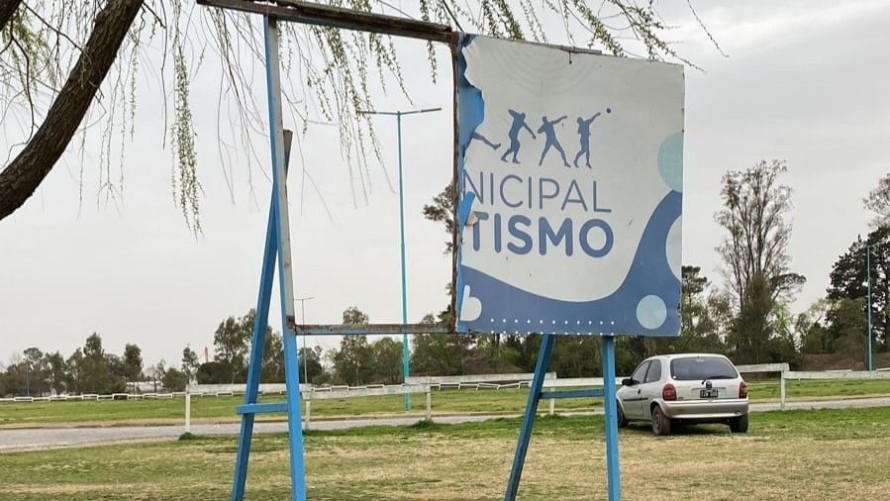El Municipio repudió el acto de vandalismo contra el cartel de la pista de atletismo