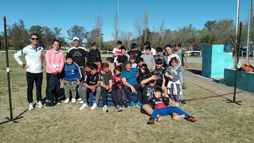 Programa IDEBA: encuentro de atletismo en la pista local