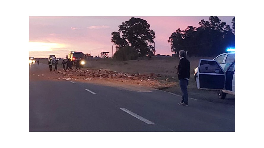 Un camión perdió parte de su carga de ladrillos sobre ruta 226