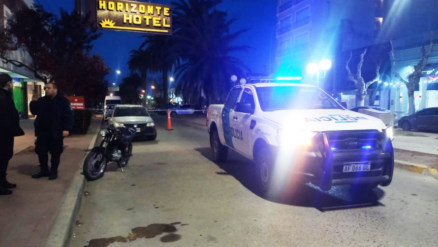 Motociclista accidentada tras chocar contra la puerta abierta de un automóvil