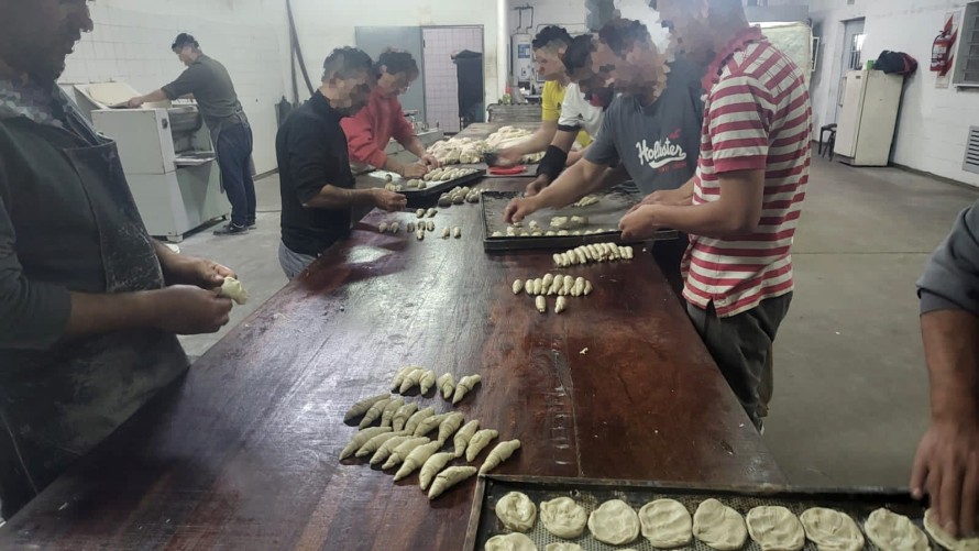Internos de la Unidad 17 elaboraron pan y facturas a beneficio de una escuela rural