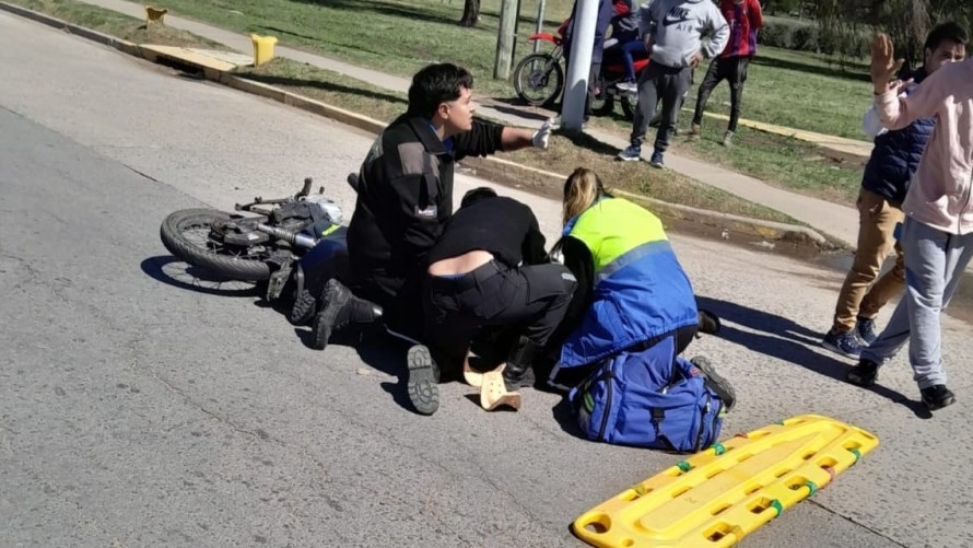 Motociclista quedó inconsciente tras violento choque en Av. Mariano Unzué